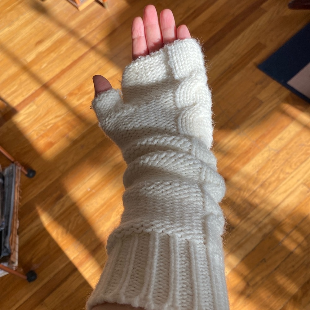 🌹Last Chance Sale! Fingerless white cable knit mittens gloves. Small.